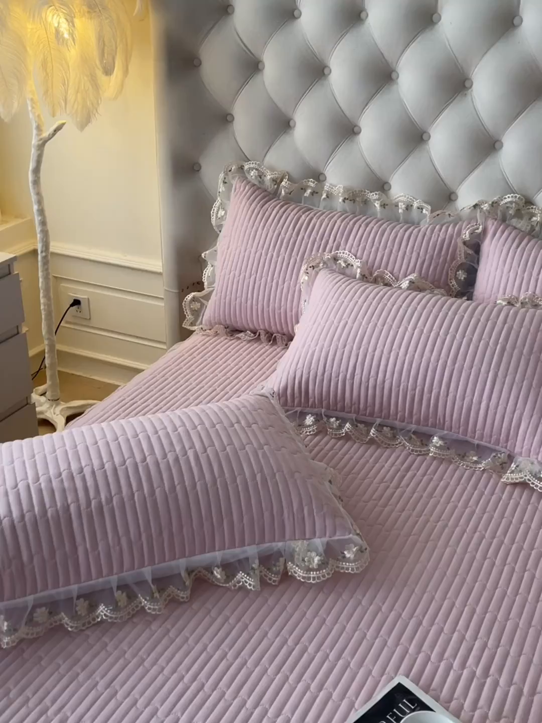 91家纺网 家纺一手货源 找家纺 鼎丰家纺 2025新款皱皱纱夹棉床裙三件套--晨曦系列 晨曦-豆沙