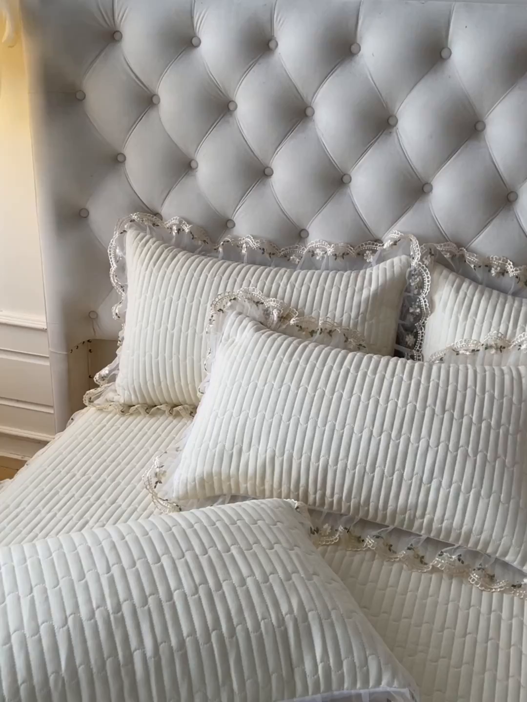 91家纺网 家纺一手货源 找家纺 鼎丰家纺 2025新款皱皱纱夹棉床裙三件套--晨曦系列 晨曦-奶油黄