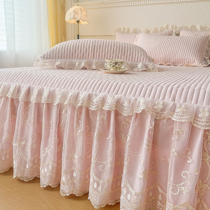 91家纺网 家纺一手货源 找家纺 鼎丰家纺 2025新款皱皱纱夹棉床裙三件套-花影系列 花影-浅玉