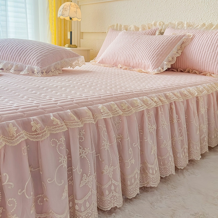 91家纺网 家纺一手货源 找家纺 鼎丰家纺 2025新款皱皱纱夹棉床裙三件套-花影系列 花影-浅玉