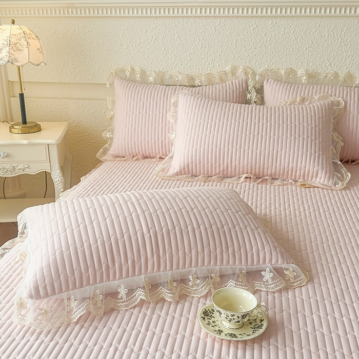 91家纺网 家纺一手货源 找家纺 鼎丰家纺 2025新款皱皱纱夹棉床裙三件套-花影系列 花影-浅玉