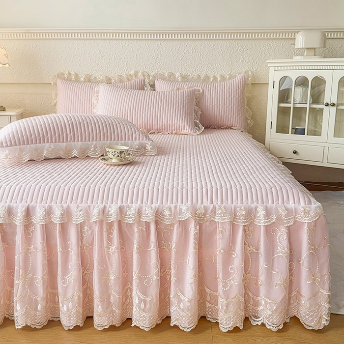 91家纺网 家纺一手货源 找家纺 鼎丰家纺 2025新款皱皱纱夹棉床裙三件套-花影系列 花影-浅玉