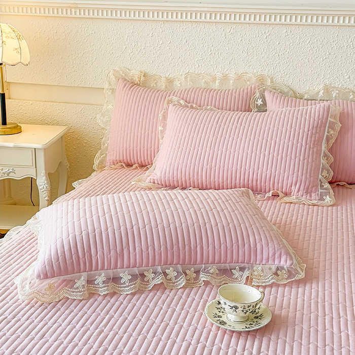 91家纺网 家纺一手货源 找家纺 鼎丰家纺 2025新款皱皱纱夹棉床裙三件套-花影系列 花影-樱花粉