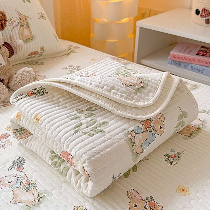 91家纺网 家纺一手货源 找家纺 大元 2025新款A类数码印花朴棉夹棉床盖老粗布床盖双面可用学生单床盖 床盖单件 花从兔