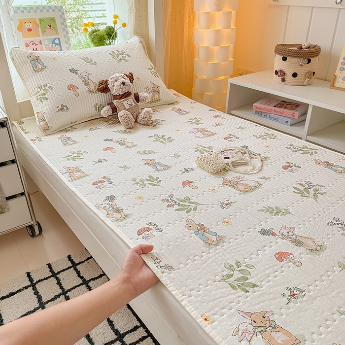 91家纺网 家纺一手货源 找家纺 大元 2025新款A类数码印花朴棉夹棉床盖老粗布床盖双面可用学生单床盖 床盖单件 花从兔