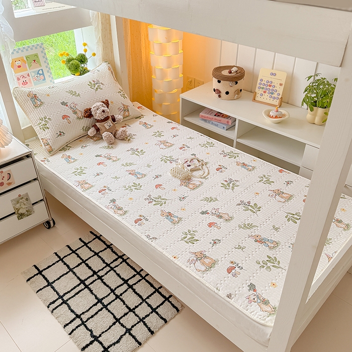 91家纺网 家纺一手货源 找家纺 大元 2025新款A类数码印花朴棉夹棉床盖老粗布床盖双面可用学生单床盖 床盖单件 花从兔