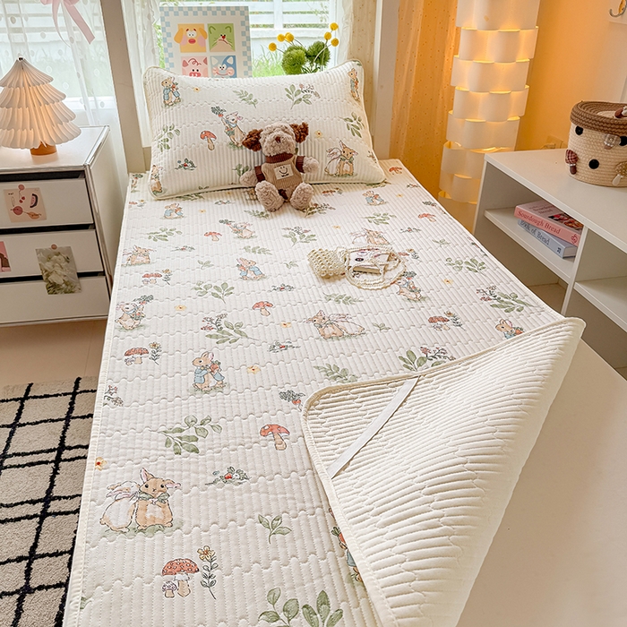 91家纺网 家纺一手货源 找家纺 大元 2025新款A类数码印花朴棉夹棉床盖老粗布床盖双面可用学生单床盖 床盖单件 花从兔