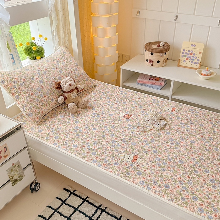 91家纺网 家纺一手货源 找家纺 大元 2025新款A类数码印花朴棉夹棉床盖老粗布床盖双面可用学生单床盖 床盖单件 花园小兔