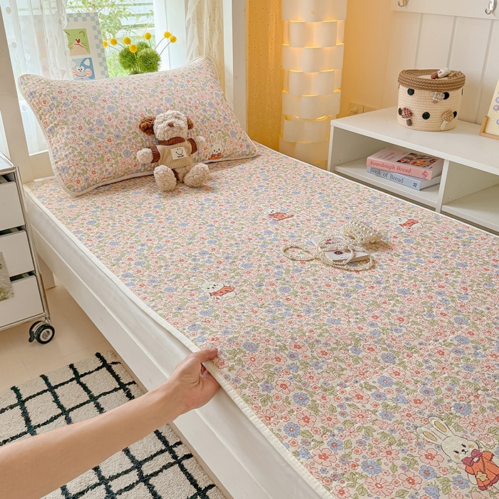 91家纺网 家纺一手货源 找家纺 大元 2025新款A类数码印花朴棉夹棉床盖老粗布床盖双面可用学生单床盖 床盖单件 花园小兔