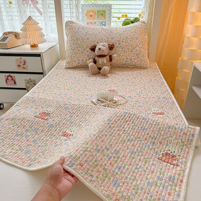 91家纺网 家纺一手货源 找家纺 大元 2025新款A类数码印花朴棉夹棉床盖老粗布床盖双面可用学生单床盖 床盖单件 花园小兔