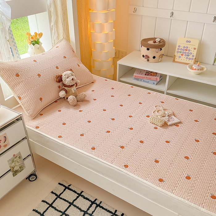 91家纺网 家纺一手货源 找家纺 大元 2025新款A类数码印花朴棉夹棉床盖老粗布床盖双面可用学生单床盖 床盖单件 小橘子