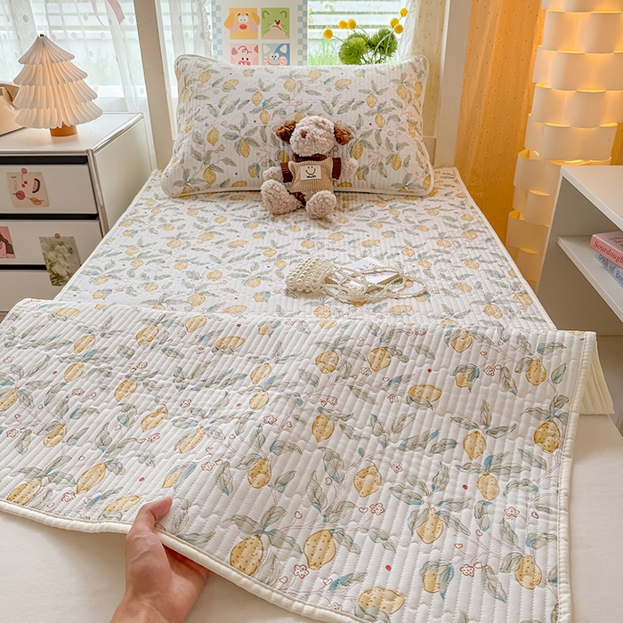 91家纺网 家纺一手货源 找家纺 大元 2025新款A类数码印花朴棉夹棉床盖老粗布床盖双面可用学生单床盖 床盖单件 小柠檬