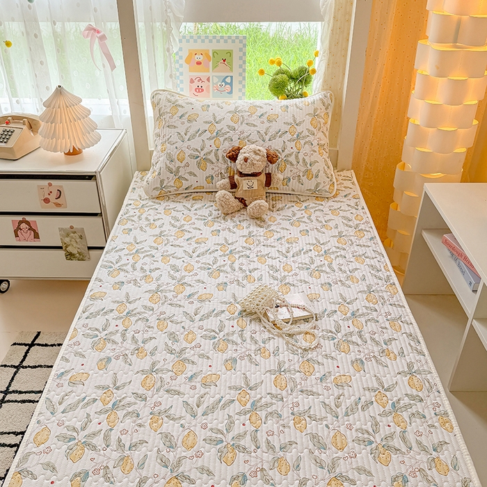 91家纺网 家纺一手货源 找家纺 大元 2025新款A类数码印花朴棉夹棉床盖老粗布床盖双面可用学生单床盖 床盖单件 小柠檬