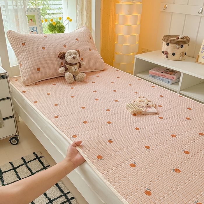 91家纺网 家纺一手货源 找家纺 大元 2025新款A类数码印花朴棉夹棉床盖老粗布床盖双面可用学生单床盖 床盖单件 小橘子