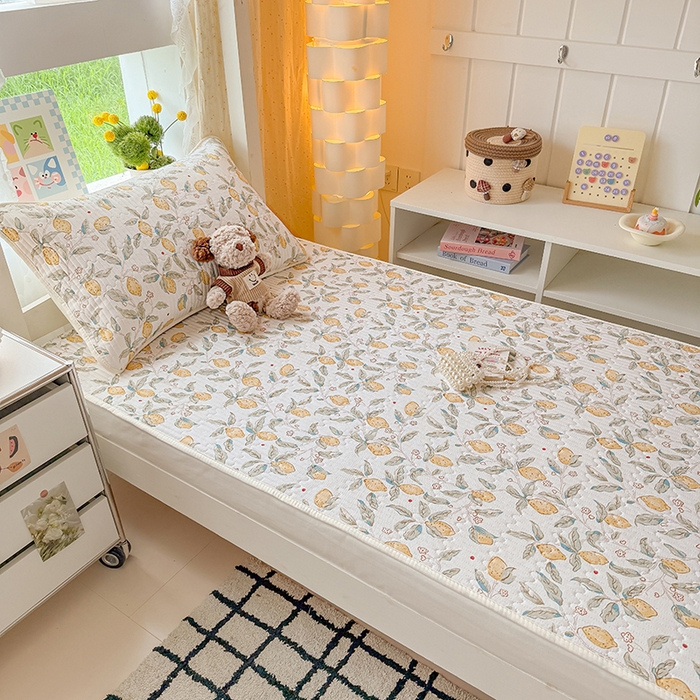 91家纺网 家纺一手货源 找家纺 大元 2025新款A类数码印花朴棉夹棉床盖老粗布床盖双面可用学生单床盖 床盖单件 小柠檬