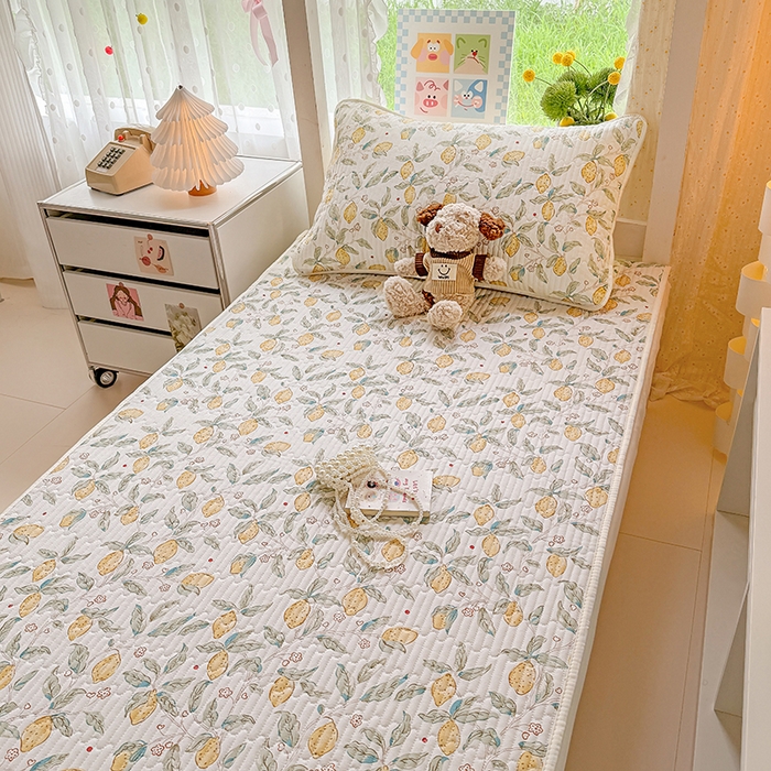 91家纺网 家纺一手货源 找家纺 大元 2025新款A类数码印花朴棉夹棉床盖老粗布床盖双面可用学生单床盖 床盖单件 小柠檬