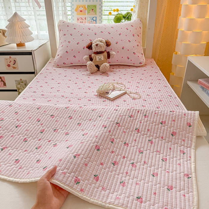 91家纺网 家纺一手货源 找家纺 大元 2025新款A类数码印花朴棉夹棉床盖老粗布床盖双面可用学生单床盖 床盖单件 小草莓