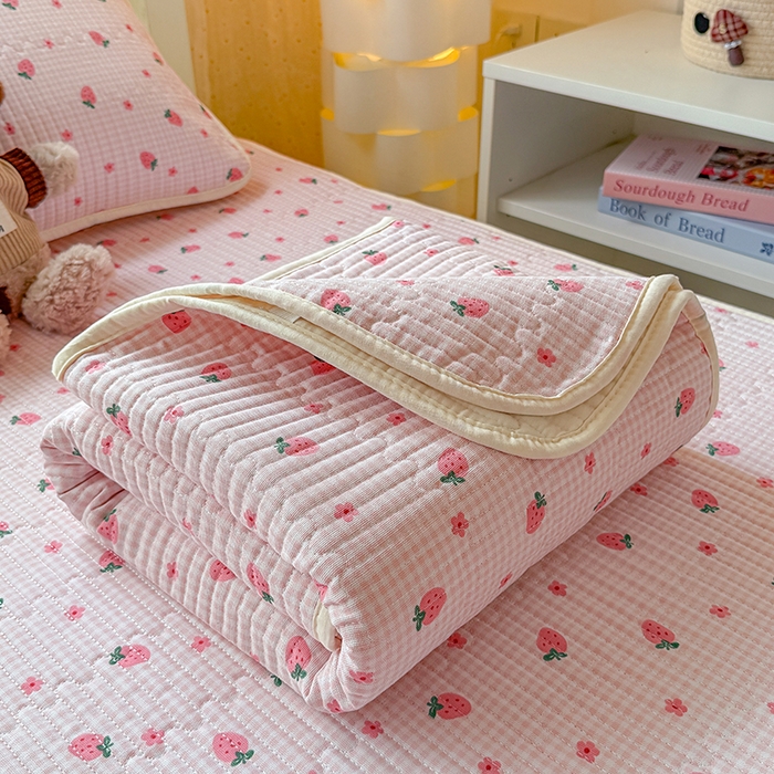 91家纺网 家纺一手货源 找家纺 大元 2025新款A类数码印花朴棉夹棉床盖老粗布床盖双面可用学生单床盖 床盖单件 小草莓