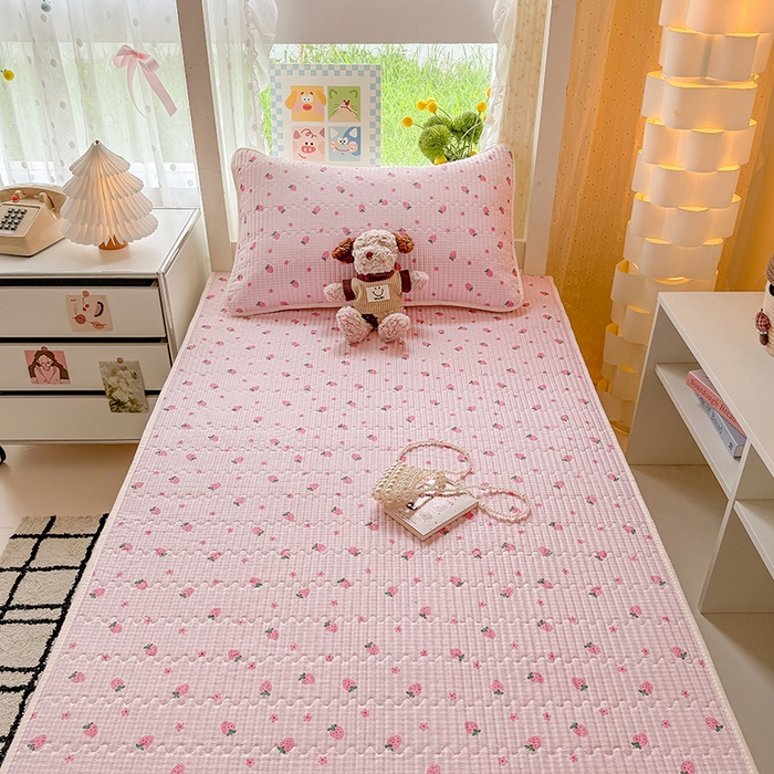 91家纺网 家纺一手货源 找家纺 大元 2025新款A类数码印花朴棉夹棉床盖老粗布床盖双面可用学生单床盖 床盖单件 小草莓