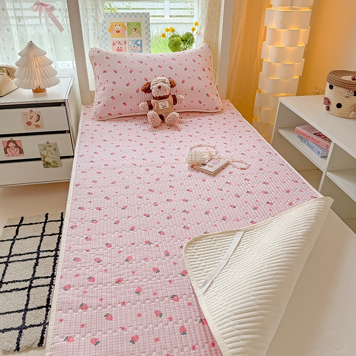 91家纺网 家纺一手货源 找家纺 大元 2025新款A类数码印花朴棉夹棉床盖老粗布床盖双面可用学生单床盖 床盖单件 小草莓