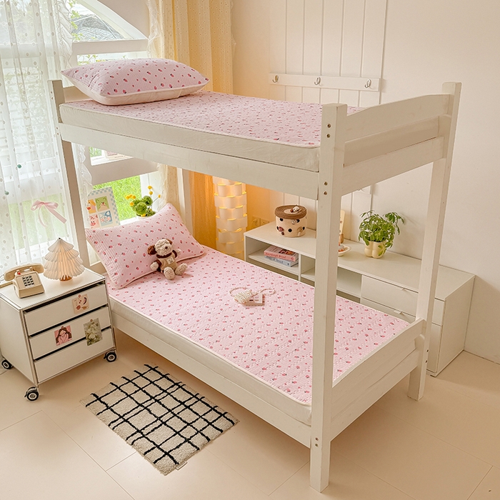 91家纺网 家纺一手货源 找家纺 大元 2025新款A类数码印花朴棉夹棉床盖老粗布床盖双面可用学生单床盖 床盖单件 小草莓