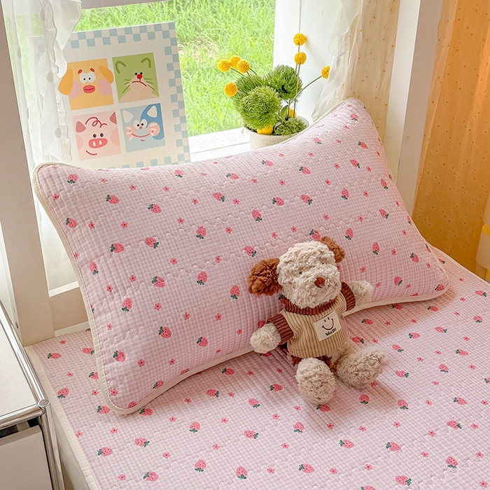 91家纺网 家纺一手货源 找家纺 大元 2025新款A类数码印花朴棉夹棉床盖老粗布床盖双面可用学生单床盖 床盖单件 小草莓