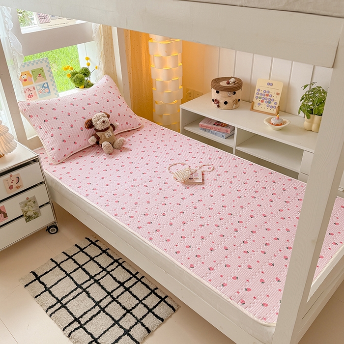 91家纺网 家纺一手货源 找家纺 大元 2025新款A类数码印花朴棉夹棉床盖老粗布床盖双面可用学生单床盖 床盖单件 小草莓