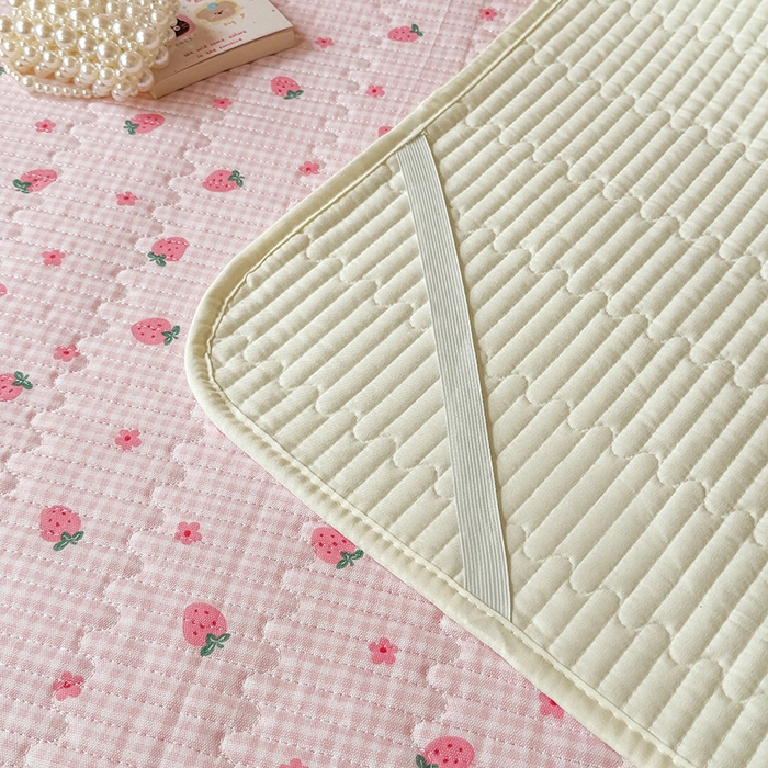 91家纺网 家纺一手货源 找家纺 大元 2025新款A类数码印花朴棉夹棉床盖老粗布床盖双面可用学生单床盖 床盖单件 小草莓