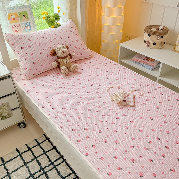 91家纺网 家纺一手货源 找家纺 大元 2025新款A类数码印花朴棉夹棉床盖老粗布床盖双面可用学生单床盖 床盖单件 小草莓