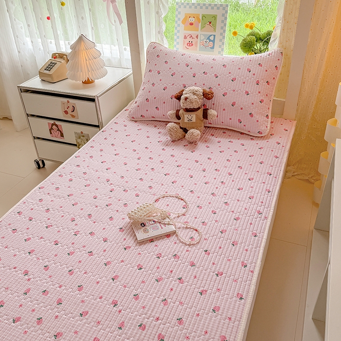 91家纺网 家纺一手货源 找家纺 大元 2025新款A类数码印花朴棉夹棉床盖老粗布床盖双面可用学生单床盖 床盖单件 小草莓