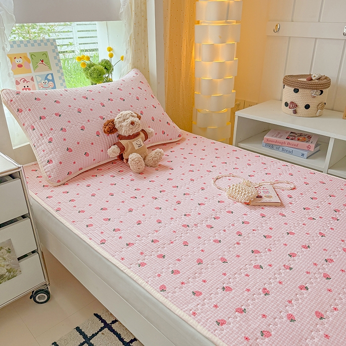 91家纺网 家纺一手货源 找家纺 大元 2025新款A类数码印花朴棉夹棉床盖老粗布床盖双面可用学生单床盖 床盖单件 小草莓