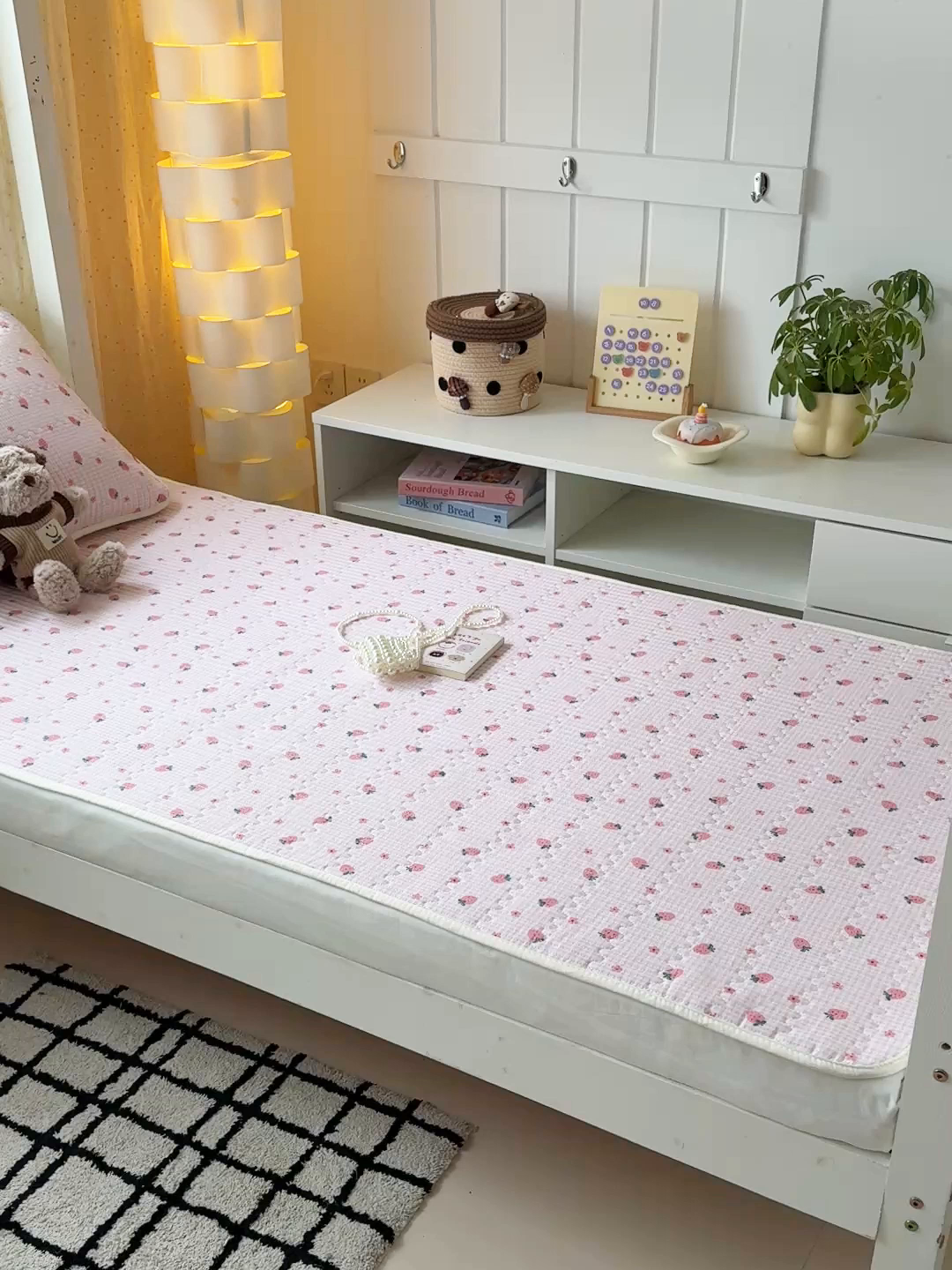 91家纺网 家纺一手货源 找家纺 大元 2025新款A类数码印花朴棉夹棉床盖老粗布床盖双面可用学生单床盖 床盖单件 小草莓