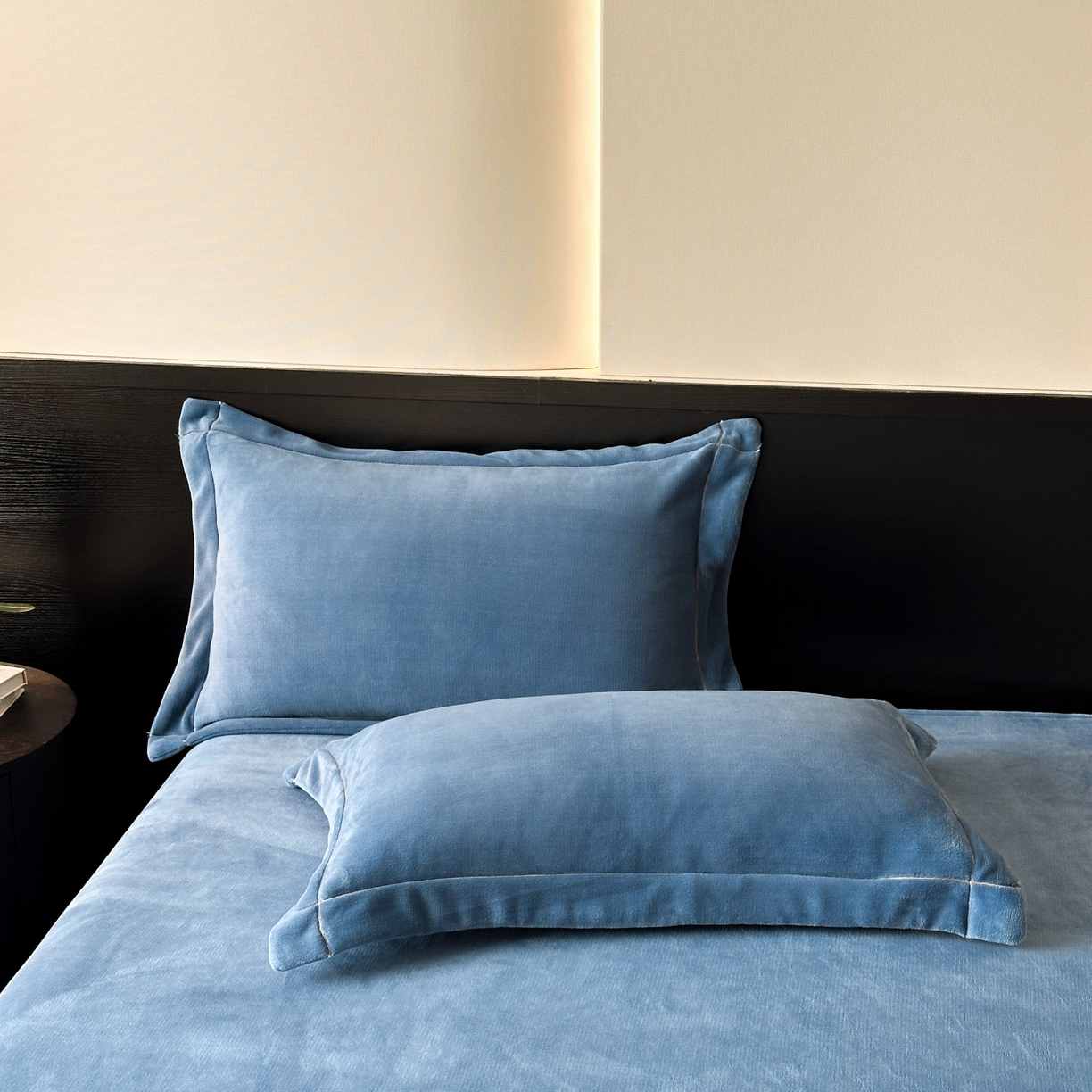 91家纺网 家纺一手货源 找家纺 狂想家 2025新款刺绣牛奶绒四件套-安琪儿 安琪儿-宾利蓝