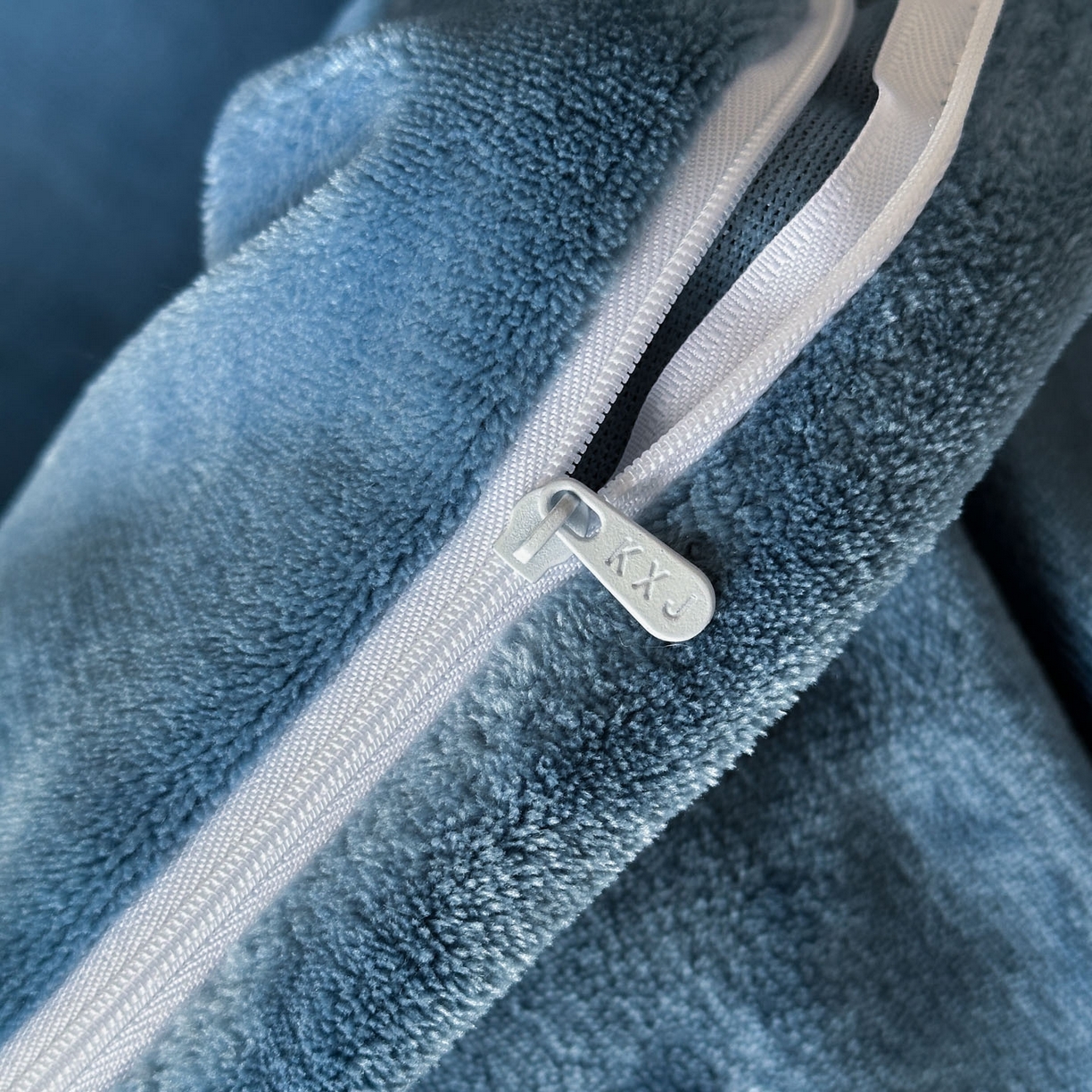 91家纺网 家纺一手货源 找家纺 狂想家 2025新款刺绣牛奶绒四件套-安琪儿 安琪儿-宾利蓝