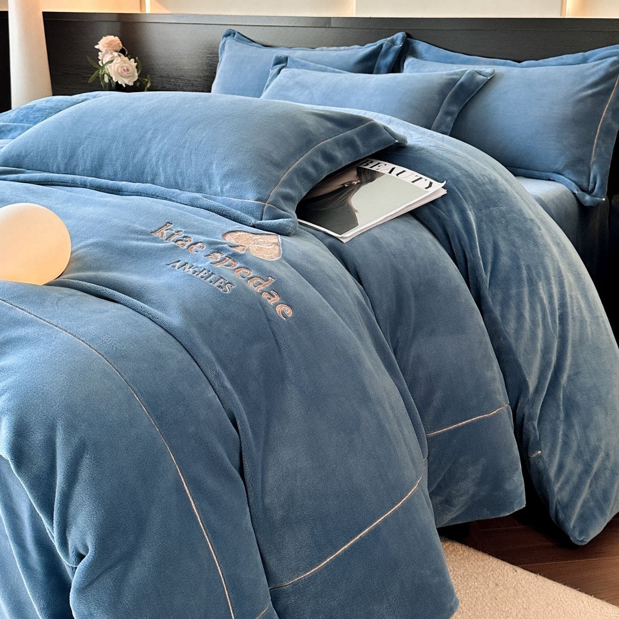 91家纺网 家纺一手货源 找家纺 狂想家 2025新款刺绣牛奶绒四件套-安琪儿 安琪儿-宾利蓝