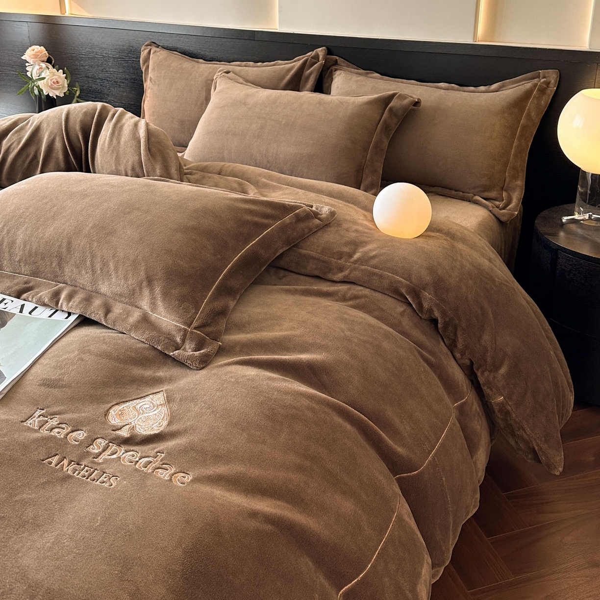 91家纺网 家纺一手货源 找家纺 狂想家 2025新款刺绣牛奶绒四件套-安琪儿 安琪儿-轻奢咖