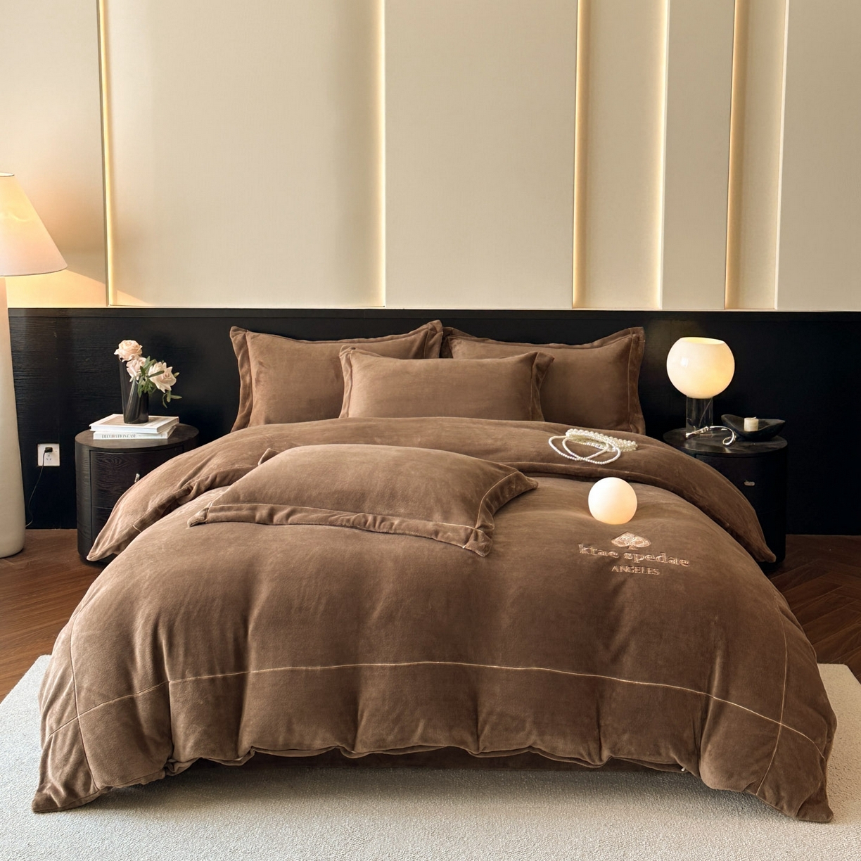 91家纺网 家纺一手货源 找家纺 狂想家 2025新款刺绣牛奶绒四件套-安琪儿 安琪儿-轻奢咖