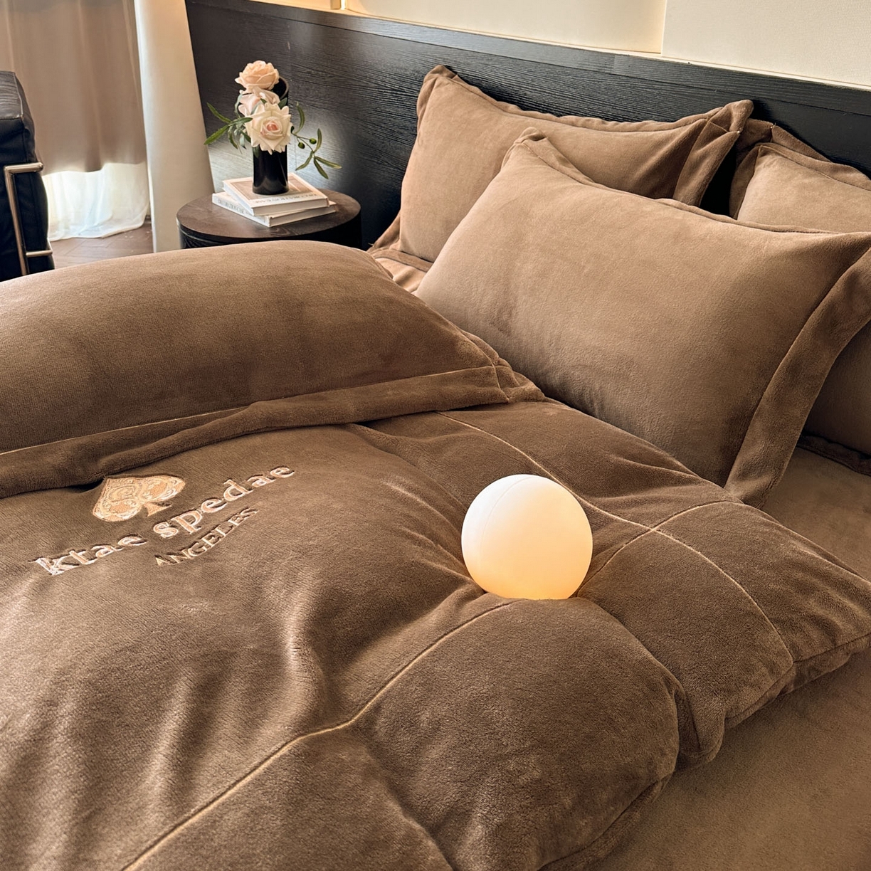 91家纺网 家纺一手货源 找家纺 狂想家 2025新款刺绣牛奶绒四件套-安琪儿 安琪儿-轻奢咖