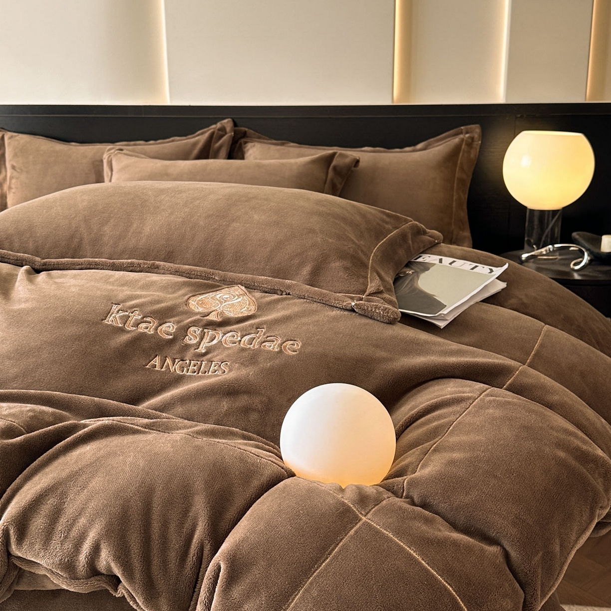 91家纺网 家纺一手货源 找家纺 狂想家 2025新款刺绣牛奶绒四件套-安琪儿 安琪儿-轻奢咖