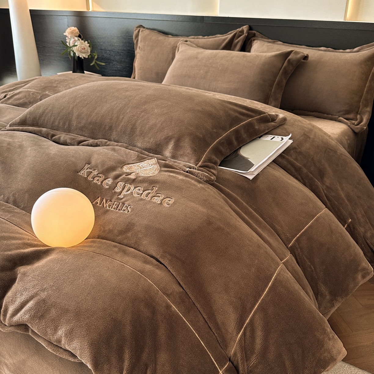 91家纺网 家纺一手货源 找家纺 狂想家 2025新款刺绣牛奶绒四件套-安琪儿 安琪儿-轻奢咖