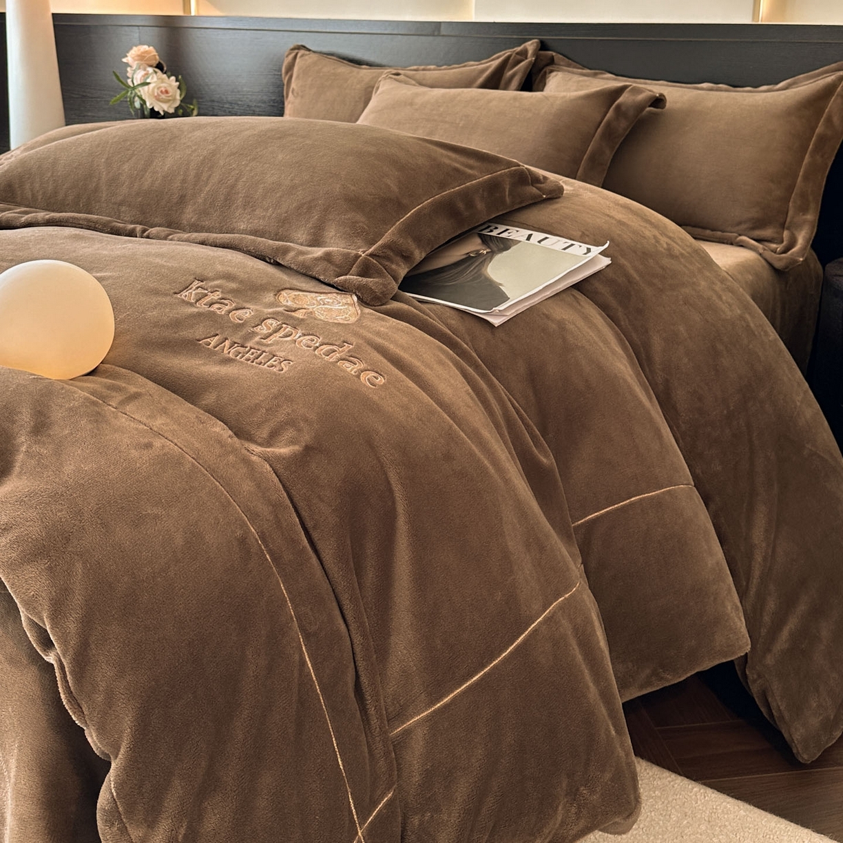 91家纺网 家纺一手货源 找家纺 狂想家 2025新款刺绣牛奶绒四件套-安琪儿 安琪儿-轻奢咖