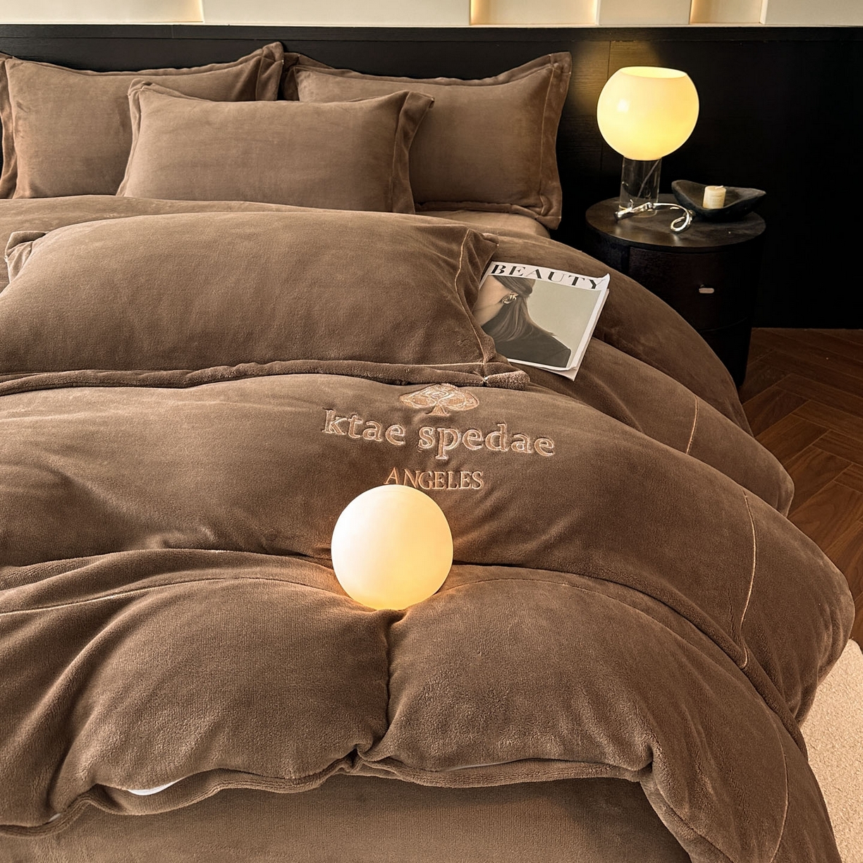 91家纺网 家纺一手货源 找家纺 狂想家 2025新款刺绣牛奶绒四件套-安琪儿 安琪儿-轻奢咖