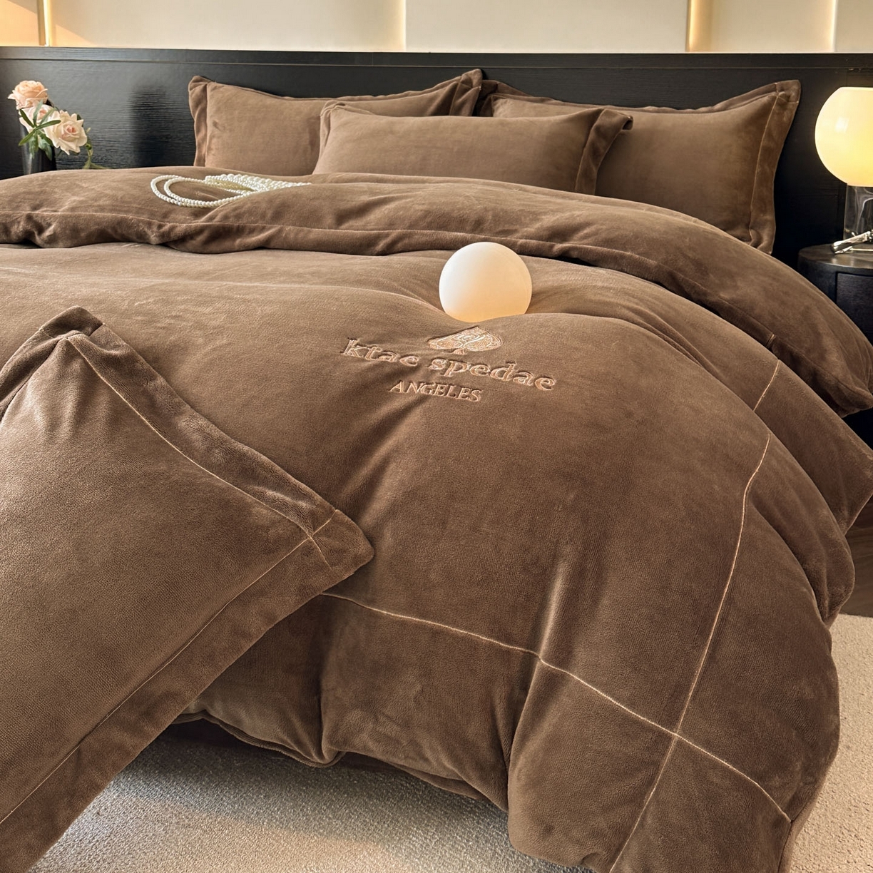 91家纺网 家纺一手货源 找家纺 狂想家 2025新款刺绣牛奶绒四件套-安琪儿 安琪儿-轻奢咖