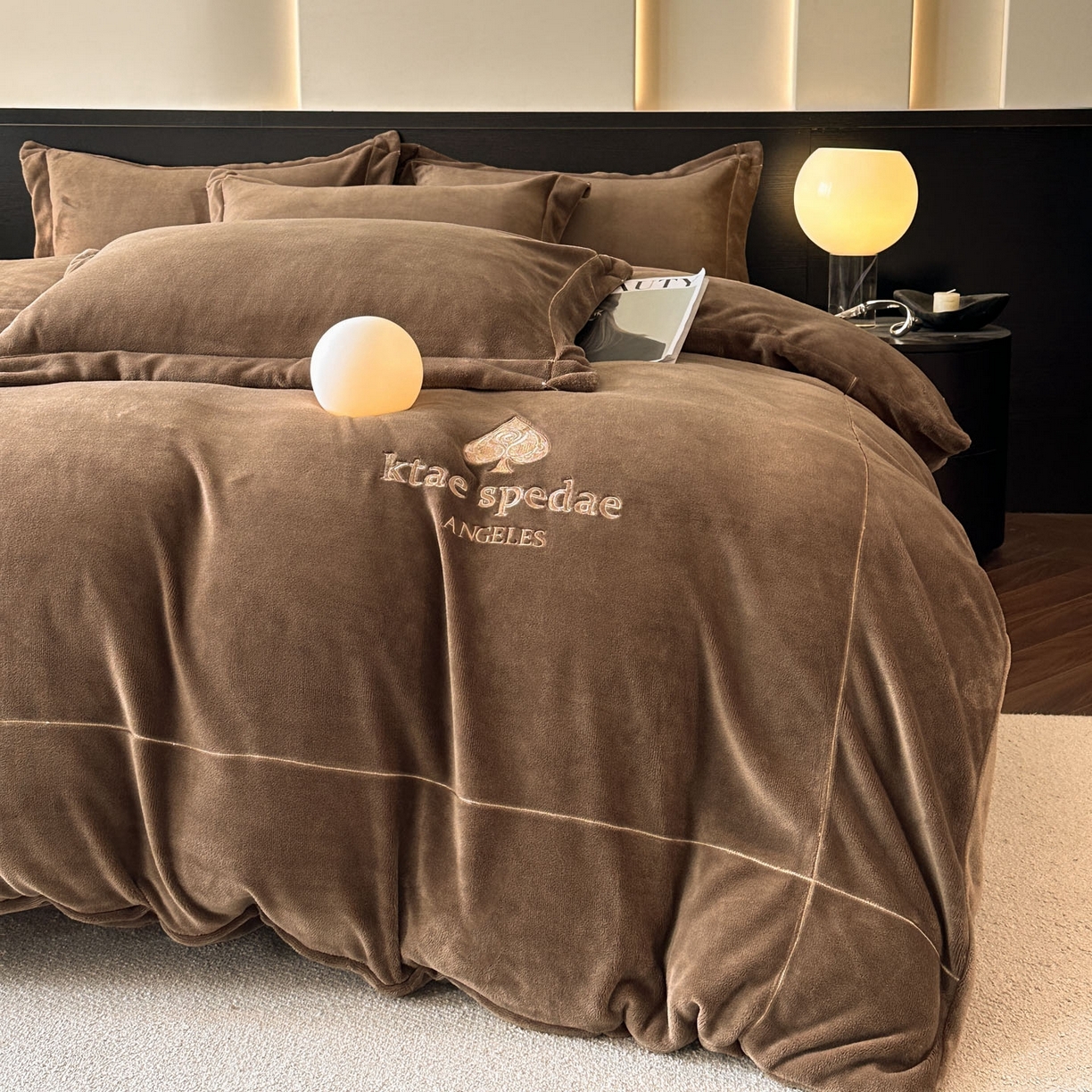 91家纺网 家纺一手货源 找家纺 狂想家 2025新款刺绣牛奶绒四件套-安琪儿 安琪儿-轻奢咖