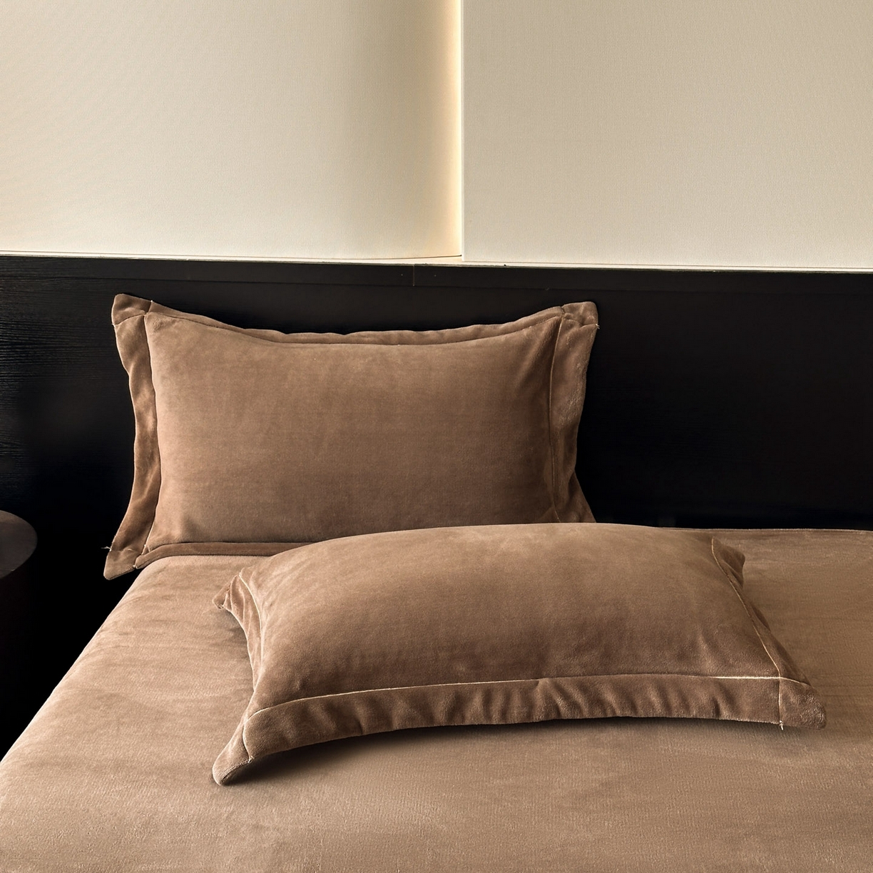 91家纺网 家纺一手货源 找家纺 狂想家 2025新款刺绣牛奶绒四件套-安琪儿 安琪儿-轻奢咖