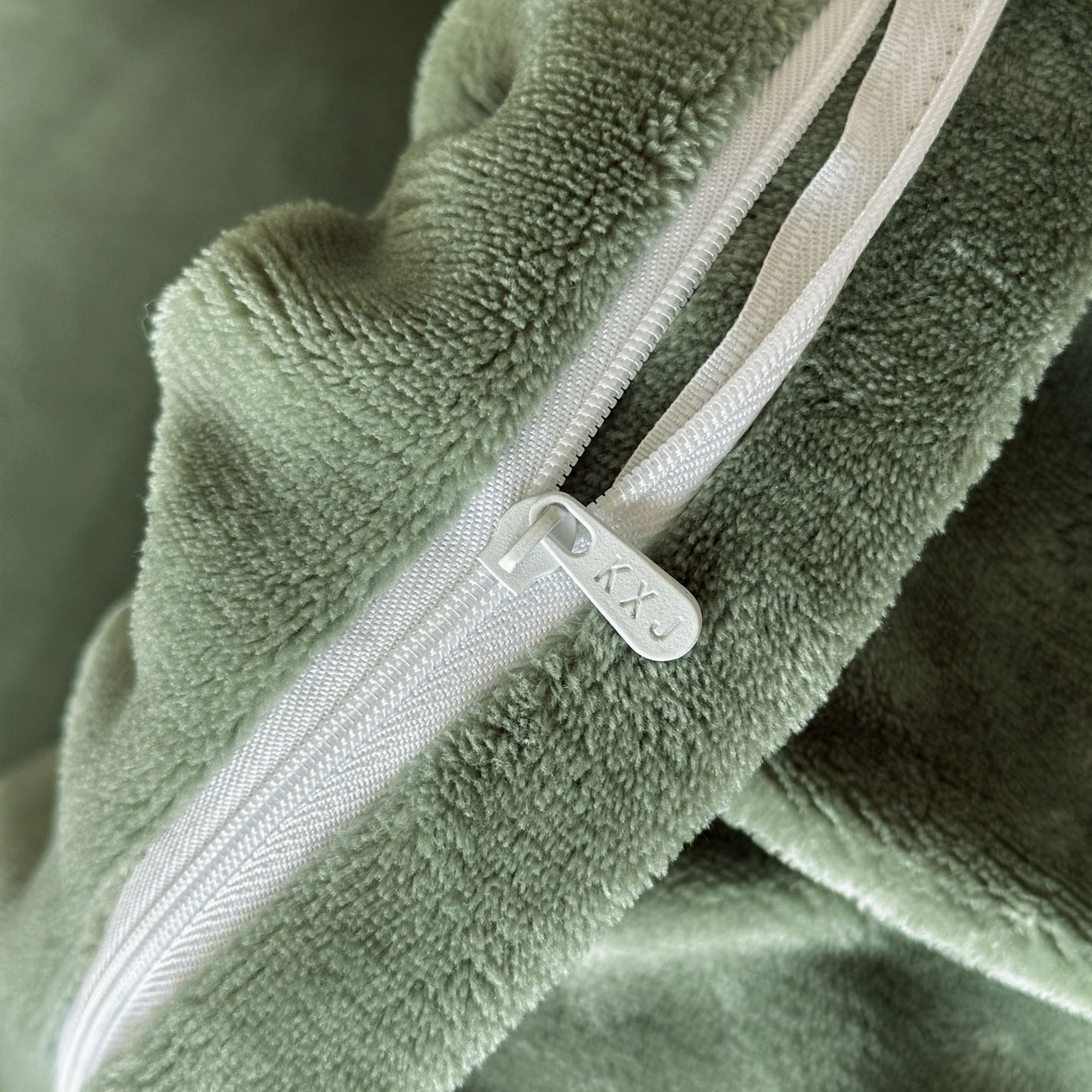 91家纺网 家纺一手货源 找家纺 狂想家 2025新款刺绣牛奶绒四件套-安琪儿 安琪儿-松石绿