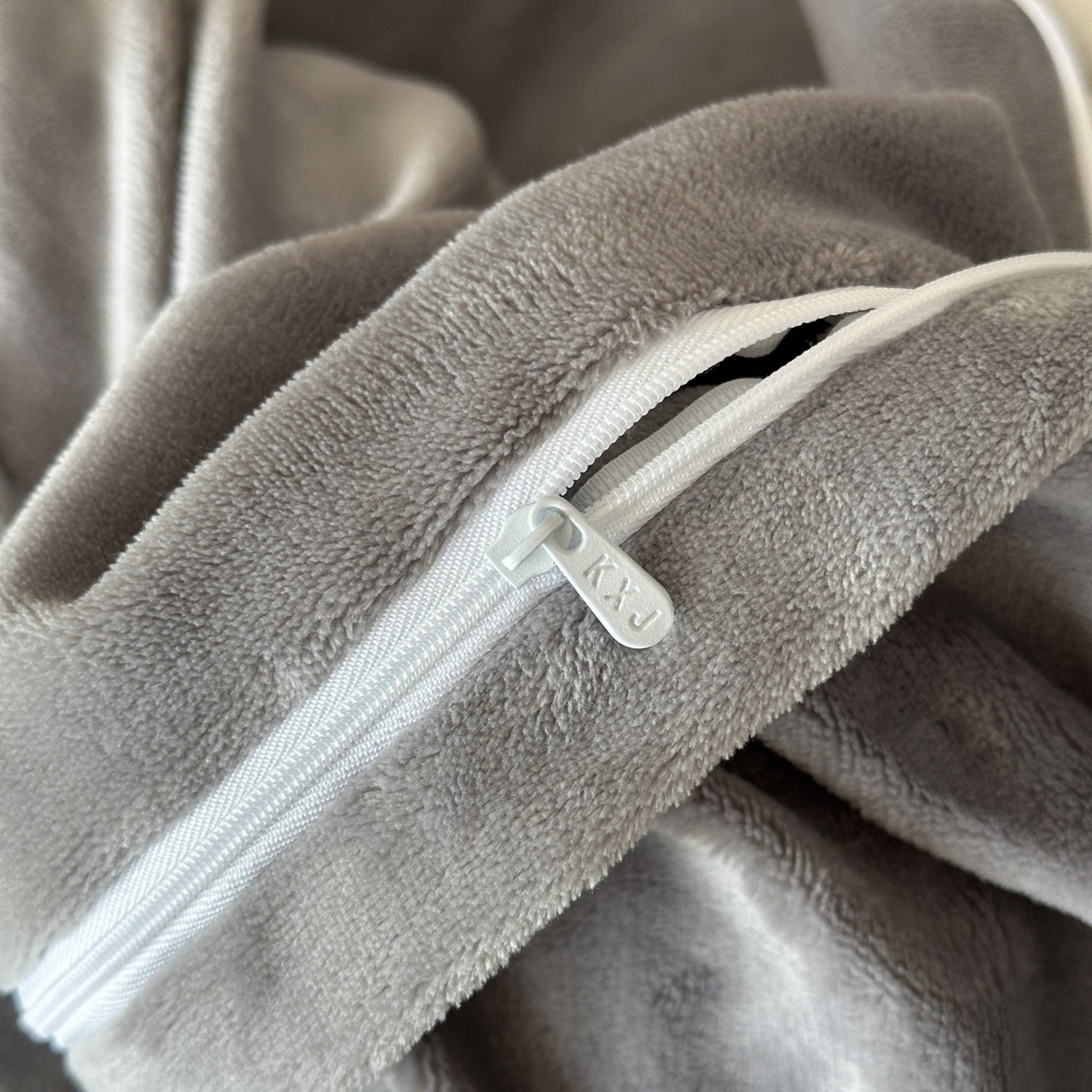 91家纺网 家纺一手货源 找家纺 狂想家 2025新款刺绣牛奶绒四件套-安琪儿 安琪儿-高级灰