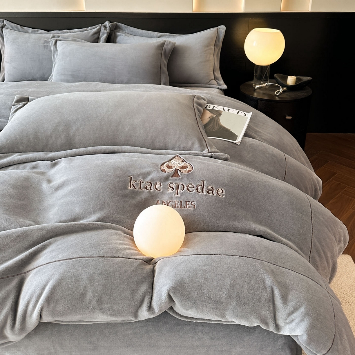 91家纺网 家纺一手货源 找家纺 狂想家 2025新款刺绣牛奶绒四件套-安琪儿 安琪儿-高级灰