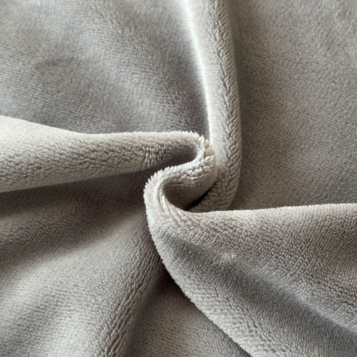 91家纺网 家纺一手货源 找家纺 狂想家 2025新款刺绣牛奶绒四件套-安琪儿 安琪儿-高级灰