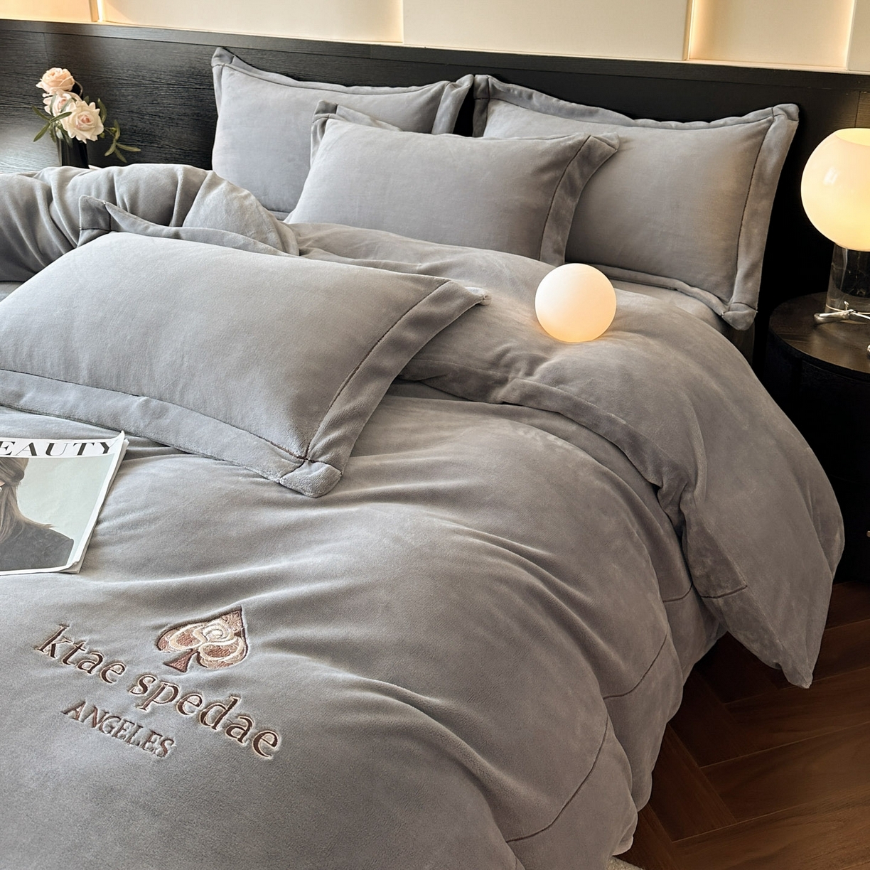 91家纺网 家纺一手货源 找家纺 狂想家 2025新款刺绣牛奶绒四件套-安琪儿 安琪儿-高级灰